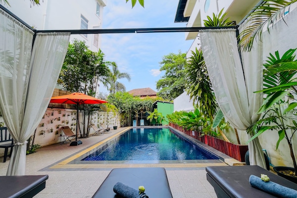 Una piscina al aire libre