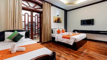 Quarto triplo família (Free Bus Station Pick Up) | Frigobar, escrivaninha, cortinas blackout, ferros/tábuas de passar roupa