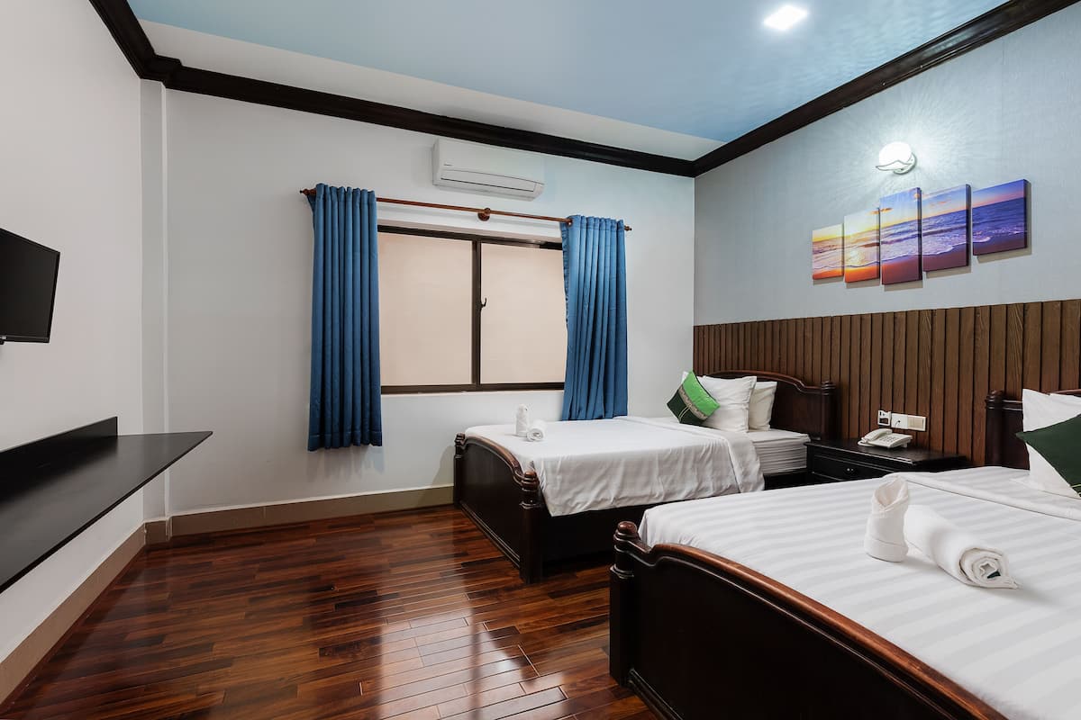 Deluxe Twin Room (Free Bus Station Pick Up) | Bar mini, meja, langsir/tirai gelap terus, seterika/papan seterika