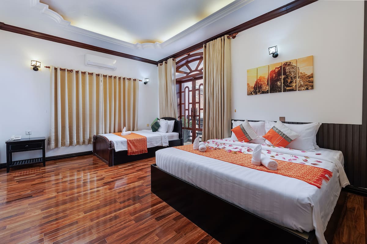 Family Triple Room (Free Bus Station Pick Up) | Bar mini, meja, langsir/tirai gelap terus, seterika/papan seterika