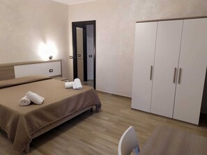 2 camere, una scrivania, ferro/asse da stiro, culla da viaggio