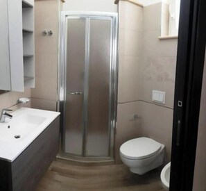 Serviettes fournies, papier toilette