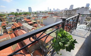 A balcony with a view of a densely packed urban area, featuring a variety of building styles and a distant skyline. - Sumitomo 9 Apartments - Alley 58 Dao Tan (Hanoi)