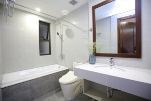 Regadera con hidromasaje y amenidades de baño de diseñador 