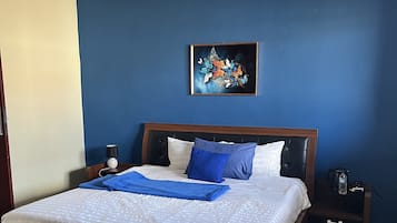 Basic-Suite | 13 Schlafzimmer, Schreibtisch, laptopgeeigneter Arbeitsplatz