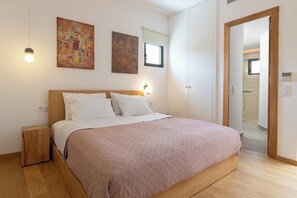 3 bedrooms, in-room safe, iron/ironing board, free WiFi