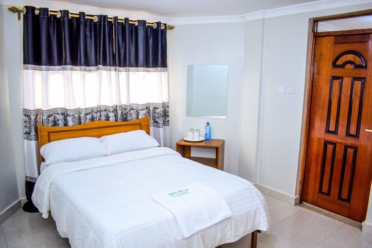 Egyptian cotton sheets, premium bedding, minibar, desk