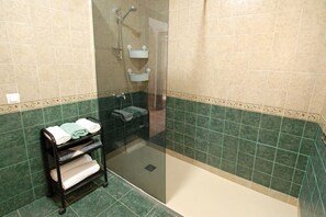 Shower, hair dryer, towels, soap - Lovely private country house (6P) with pool and magnificent views. Petfriendly. (Comares)