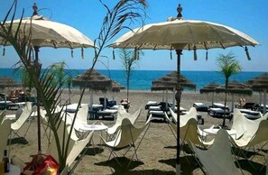 Chaises longues, serviettes de plage