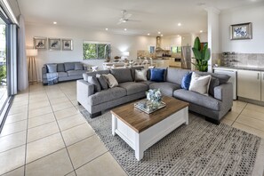 Smart TV - Blue Water Views 17 (Hamilton Island)