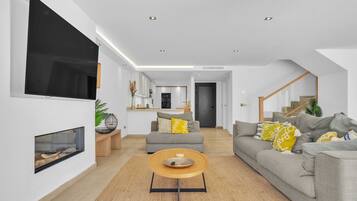 Télévision, cheminée