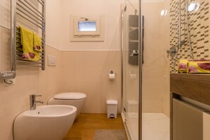 Shower, free toiletries, hair dryer, bidet - Gallery House @Venice (Venezia)