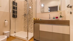 تجهيزات دش، مستلزمات مجانية للعناية الشخصية، مجففات شعر، مراحيض شطف