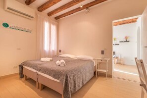 Ein Schlafzimmer mit Bett, Nachttisch und kleinem Schreibtisch.