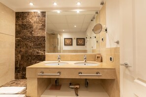 Ducha y bañera combinadas, secador de pelo y toallas