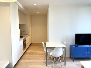 Private kitchen - Readyset Apartments at Empire (Melbourne)