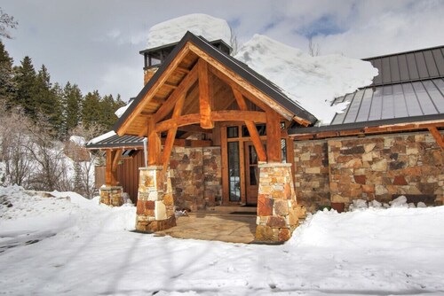 Mountain Haven • Sundance, Utah • Hot tub • Game room • Bunk room and kid`s loft • Deluxe beds and linens • Mountain Cabins Utah