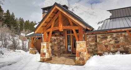 Mountain Haven • Sundance, Utah • Hot tub • Game room • Bunk room and kid`s loft • Deluxe beds and linens • Mountain Cabins Utah