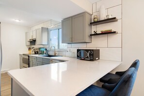 Réfrigérateur, micro-ondes, four, plaque de cuisson