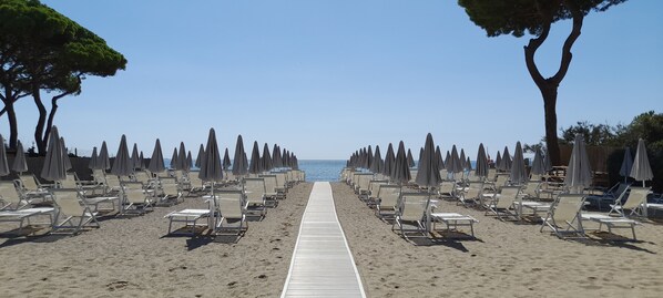 Beach nearby, sun loungers - Hibiscus Beach Village - Family apartments within walking distance of the sea (Follonica)