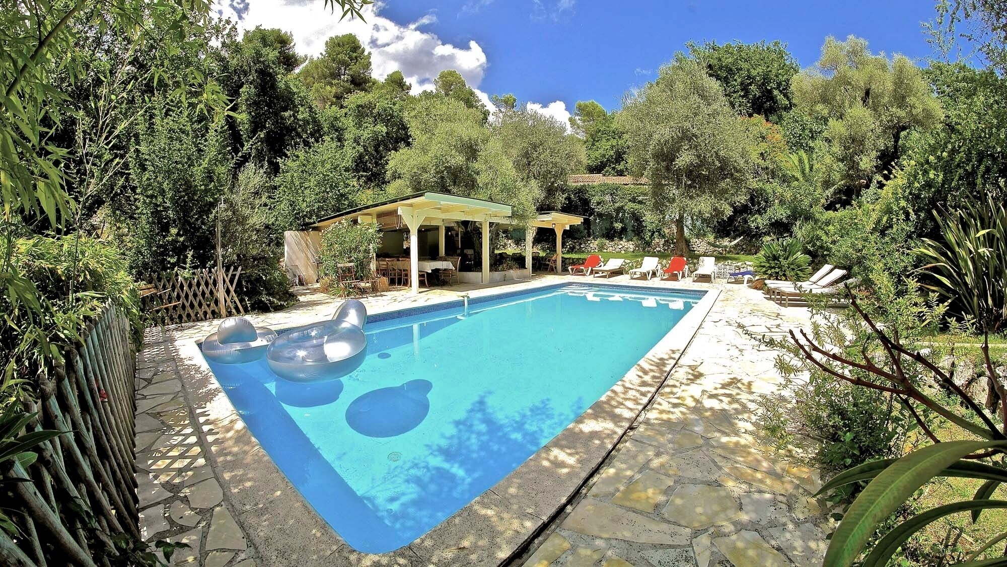 magnificent architect villa 350 m2 20 minutes from Nice airport, quiet