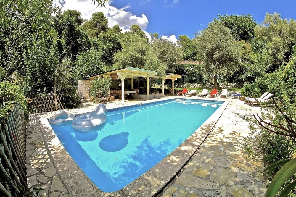 magnificent architect villa 350 m2 20 minutes from Nice airport, quiet