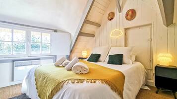 2 bedrooms, travel crib, WiFi (free), bed sheets