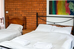 5 chambres, fer et planche à repasser, Wi-Fi, draps fournis