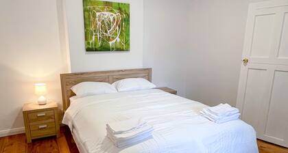 Low price clean linen free stuff G2 sleep 15 persons