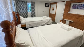 5 bedrooms, iron/ironing board, WiFi, bed sheets