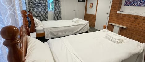 5 bedrooms, iron/ironing board, WiFi, bed sheets