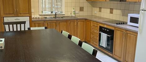 Micro-ondes, four, plaque de cuisson, lave-vaisselle