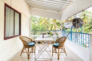 Deluxe Room | Living area | Flat-screen TV - Casanova by the Sea (Canacona)