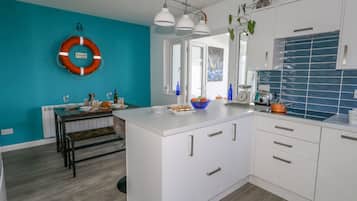 Dishwasher, cookware/dishes/utensils
