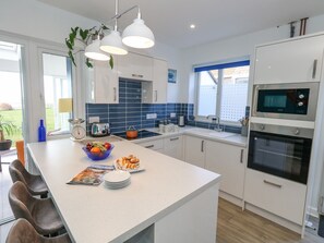 冰箱、洗碗机、电热水壶、烤面包机