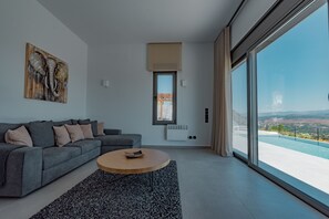 Smart TV, books - Nafplio Villa, private pool and sea view. (Tolo)