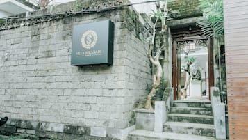 Pintu masuk properti