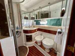 Douche, serviettes fournies, shampoing, papier toilette