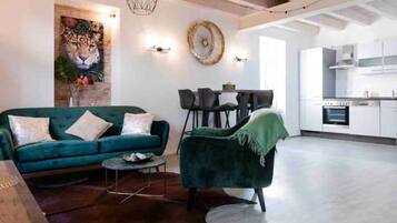 Een televisie, een videogameconsole en boeken