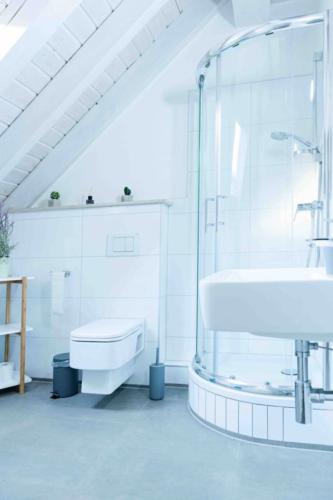 Séchoir à cheveux, bidet, serviettes fournies, savon
