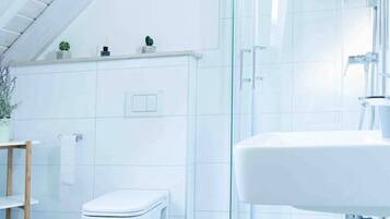Séchoir à cheveux, bidet, serviettes fournies, savon