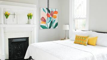 2 quartos, escrivaninha, ferros/tábuas de passar roupa