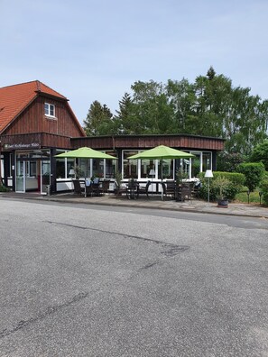 Terrace/patio - Hotel Mecklenburger Mühle (Dorf Mecklenburg)