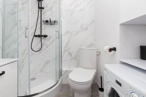 Dusche, Haartrockner, Handtücher, Shampoo