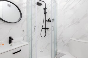 Bruser, hårtørrer, håndklæder, Shampoo