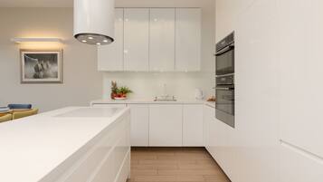 冷蔵庫、電子レンジ、オーブン、コンロ