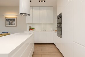 Een koelkast, een microgolfoven, een oven, een kookplaat