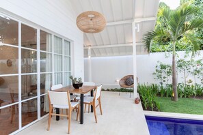 Outdoor dining - Luxury One Bedroom Pool Villa 10 minute walk to double six beach (Badung)