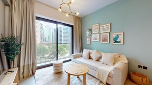Appartamento Comfort | Area soggiorno | TV a schermo piatto 58 pollici con canali via cavo, TV, Netflix