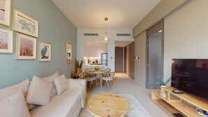 Appartamento Comfort | Area soggiorno | TV a schermo piatto 58 pollici con canali via cavo, TV, Netflix